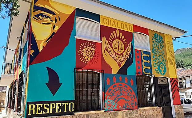 Foto de Mural Graffitibuey “Blue” de Fio Silva en Garcibuey, Salamanca